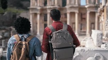 İki kişi, Selçuk izmir Efes Antik kenti ziyaret, Efes Antik Kenti antik Celsus kütüphanesinde gördükleri.