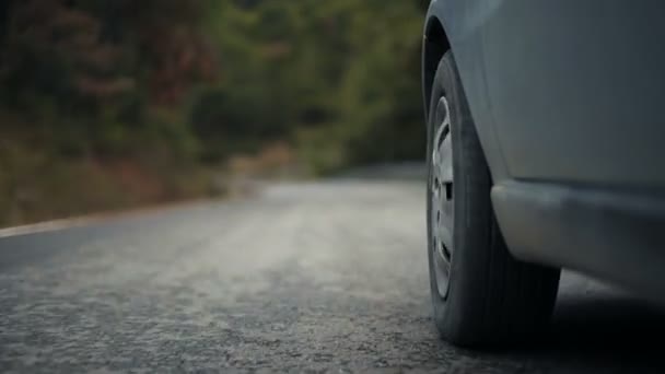 Neumático Delantero Izquierdo Del Coche Cierra Video Una Carretera Retorcida — Vídeo de stock