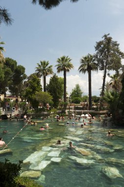 Denizli, Türkiye - 3 Haziran 2017. Hierapolis antik Yüzme Havuzu Pamukkale Denizli Türkiye'de insanlar içinde titreme.