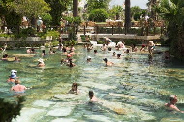 Denizli, Türkiye - 3 Haziran 2017. Hierapolis antik Yüzme Havuzu Pamukkale Denizli Türkiye'de insanlar içinde titreme.