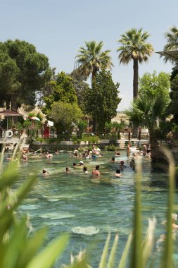Denizli, Türkiye - 3 Haziran 2017. Hierapolis antik Yüzme Havuzu Pamukkale Denizli Türkiye'de insanlar içinde titreme.