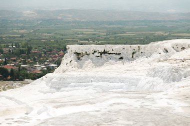 Pamukkale Denizli Türkiye'de pamuk gibi beyaz travertenleri doku.
