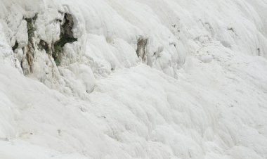 Pamukkale Denizli Türkiye'de pamuk gibi beyaz travertenleri doku.