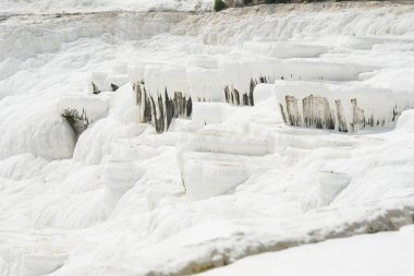 Pamukkale Denizli Türkiye'de pamuk gibi beyaz travertenleri doku.