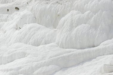 Pamukkale Denizli Türkiye'de pamuk gibi beyaz travertenleri doku.