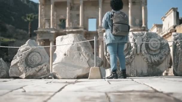 Biblioteca Celcus Éfeso Antigua Ciudad Izmir Turquía Turista Jeans Mujer — Vídeos de Stock