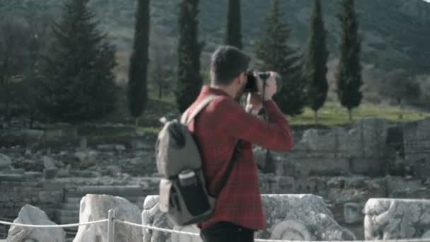 Jonge Man Reizen Rode Squeared Shirt Rugzak Camera Zonnebril Ephesus — Stockvideo