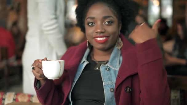 Красивая Африканская Женщина Впервые Пробует Салеп Корицей Разговаривает Своими Друзьями — стоковое видео