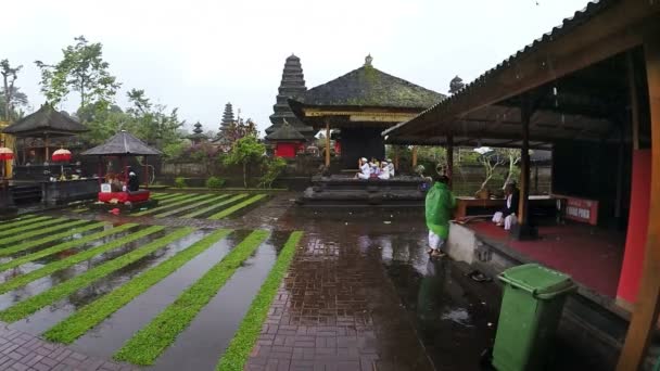 Ritual Religión Hinduista Del Templo Besakih Indonesia Bali Vídeo Cámara — Vídeo de stock