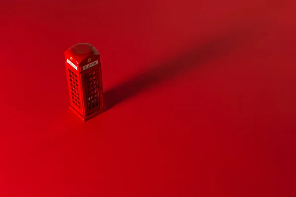 Красный телефон на красном фоне . — стоковое фото