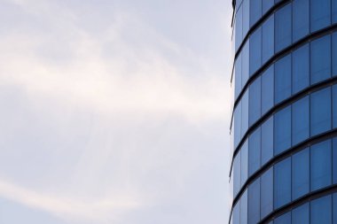 Silindirik bir binanın mavi pencere.