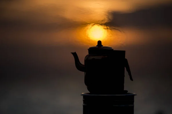 Silhouette Teekanne bei Sonnenuntergang. — Stockfoto