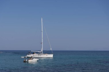 Bir tekne ve deniz bir yelkenli.