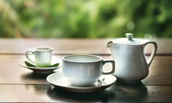Teekanne und zwei Tassen bereit zum Servieren — Stockfoto