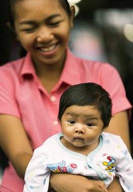 Endonezya küçük bebek ve annesi.