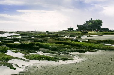 Tanah çok tapınak ile manzara.