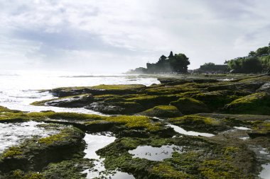 Tanah çok tapınak ile manzara.