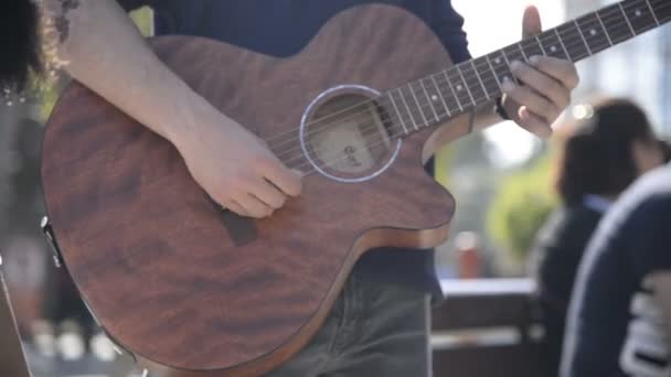 Musicista Strada Che Suona Una Chitarra Classica Pubblico — Video Stock