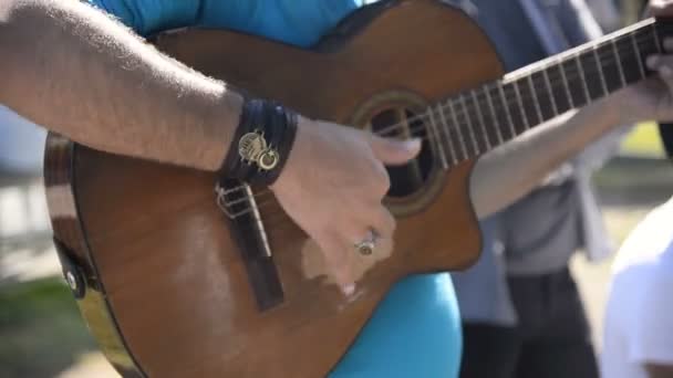 Utcai Zenész Játszik Klasszikus Gitár Nyilvános — Stock videók