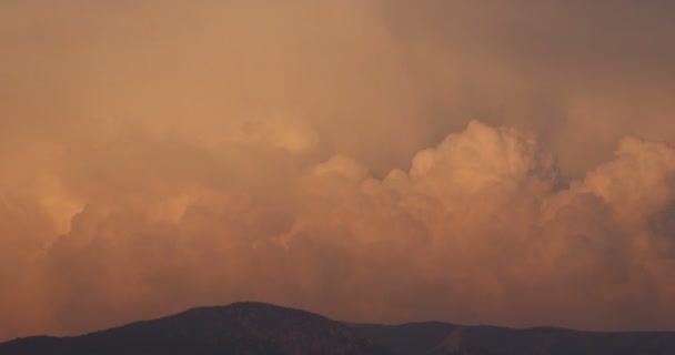 红色的云彩在晚上与山的时间失效 — 图库视频影像