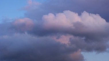 Kırmızı renk bulutlar akşam ve Başlarken onun karanlık zaman atlamalı 4k görüntüleri.