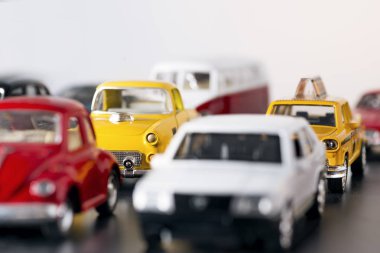 Trafik sıkışıklığı ile oyuncak arabalar.