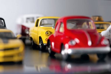 Trafik sıkışıklığı ile oyuncak arabalar.