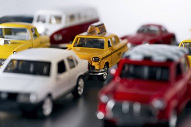 Trafik sıkışıklığı ile oyuncak arabalar.