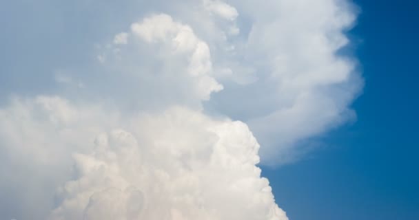 白い煙のような雲の時間経過 の映像 — ストック動画