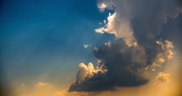 Nubes Blancas Cielo Azul Por Noche Con Rayos Sol Dorados — Vídeos de Stock