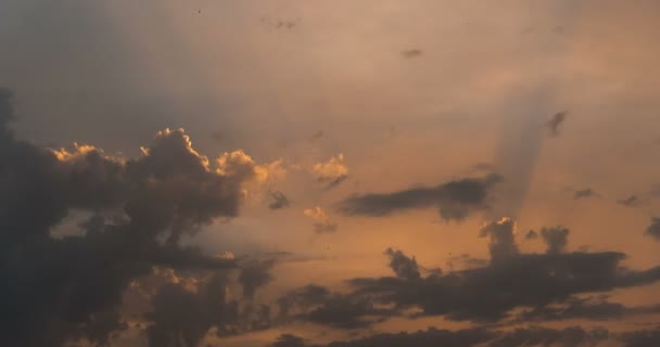 Белые Облака Голубом Небе Вечером Золотыми Солнечными Лучами Время Съемки — стоковое видео