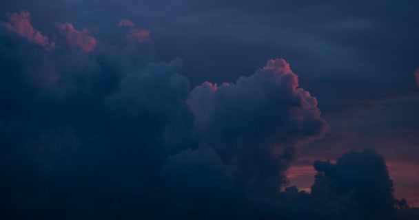 Noite Anoitecer Nuvens Coloridas Douradas Chegam Cores Azul Escura Com — Vídeo de Stock