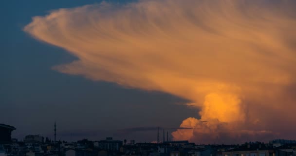 Cumulonimbus Capillatus Wolken Met Enkele Wolken Cumulus Terwijl Donker Zon — Stockvideo