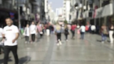 Defocused kalabalık insanlara yürüyüş.