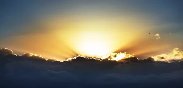 Blå himmel med moln och soluppgång. — Stockfoto
