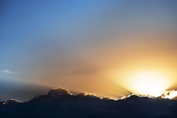 Blauer Himmel mit Wolken und Sonnenaufgang. — Stockfoto