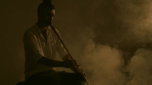 Hombre Oriente Medio Tocando Una Flauta Humo — Vídeos de Stock