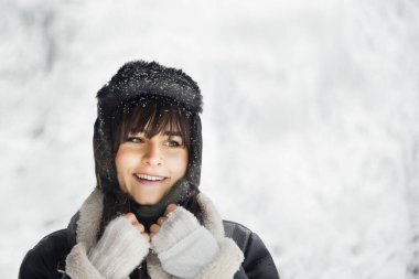 Kar fırtınası altındaki beyaz bir kadının portresi. Şapkalı, kakaolu.