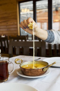 Rize Türkiye 'de Muhlama adlı bakır tavadaki Kuymak görüntüsü.