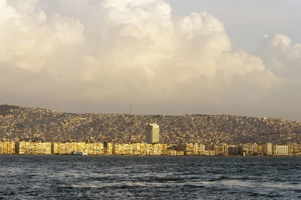 İzmir şehir denizi, bulutlar ve dağların manzarası. — Stok fotoğraf
