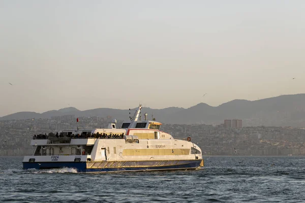 Foca chamado barco a vapor no golfo de Izmir com passageiros . — Fotografia de Stock