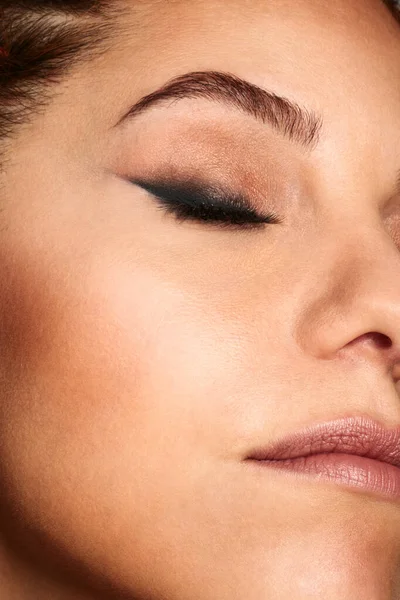 Close up colpo di una donna faccia con bellezza make up . — Foto Stock