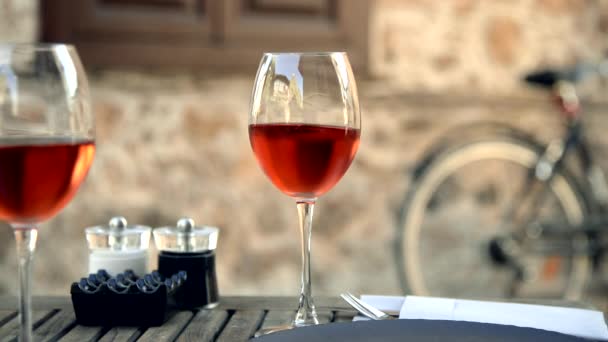 Deux Vins Rouges Sur Table Les Vins Tremblent Dans Verre — Video