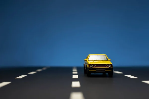 Sarı sedan bir arabanın önü. Mavi bir arabanın iki kapısı var. — Stok fotoğraf