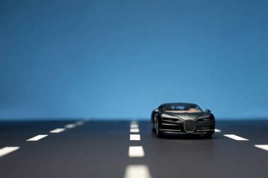 Siyah renkli Bugatti Veyron oyuncak arabasının ön görüntüsü.