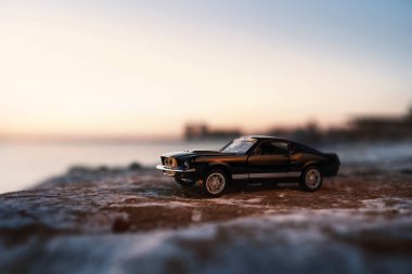 İki çizgili ve gün batımında siyah oyuncak araba..