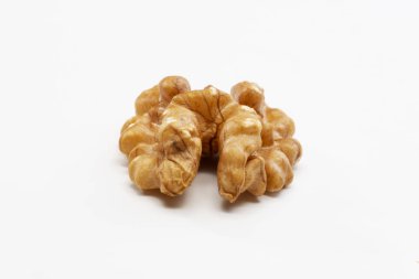 Beyaz arka planda soyulmuş bir ceviz.. 