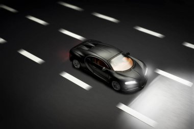 Siyah renkli Bugatti Veyron oyuncak arabasının üst görüntüsü.