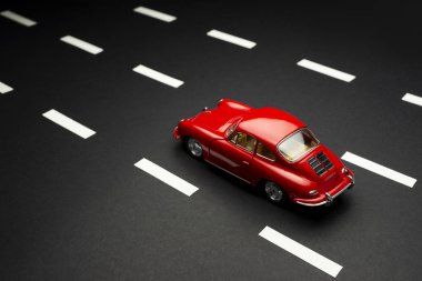 Porsche Carrera 'nın üst ve arka görüntüsü. 2 model oyuncak araba bir engerek üzerinde.