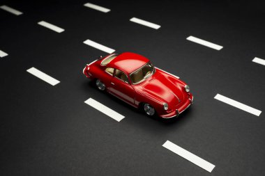 Porsche Carrera 'nın üst ve ön görüntüsü. Mavili bir oyuncak araba.